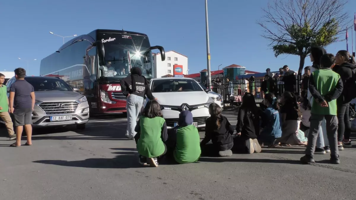 Öğrenciler ve Veliler Bingöl-Muş Kara Yolunu Kapatarak Güvenlik Önlemleri İstedi