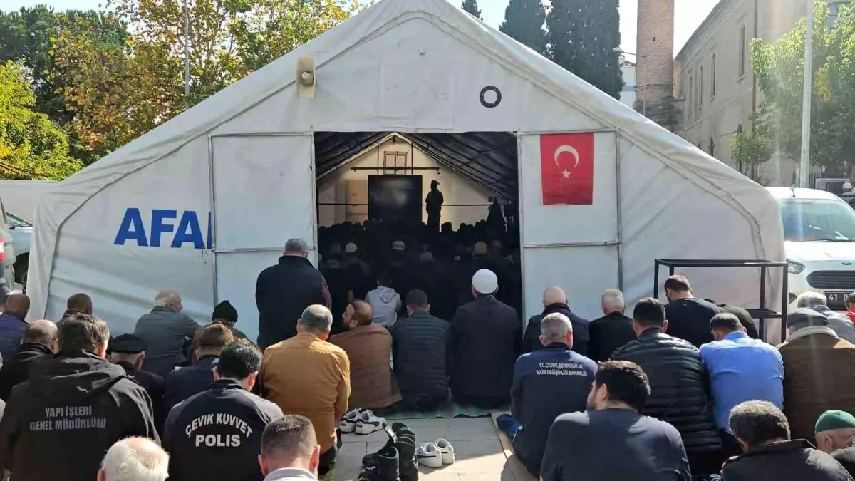 Sındırgı'daki Deprem Nedeniyle Cuma Namazı Çadırlarda Kılındı