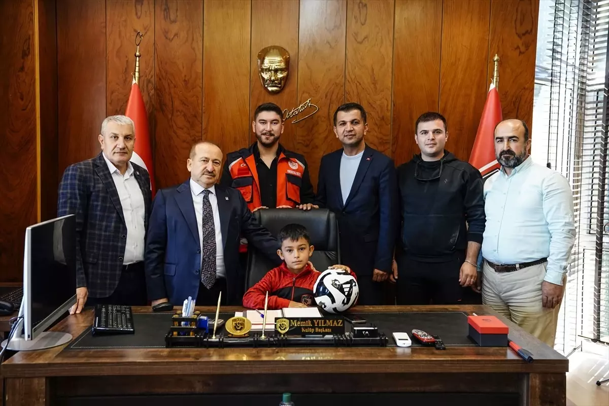 Depremzede Çocuk Hasan Yücel, Gaziantep FK Tesislerinde Ağırlanıp Futbolcularla Buluştu