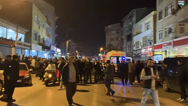 Tahliye edilen aileler güvenlik görevlilerinin gözetiminde eşyalarını alıyor