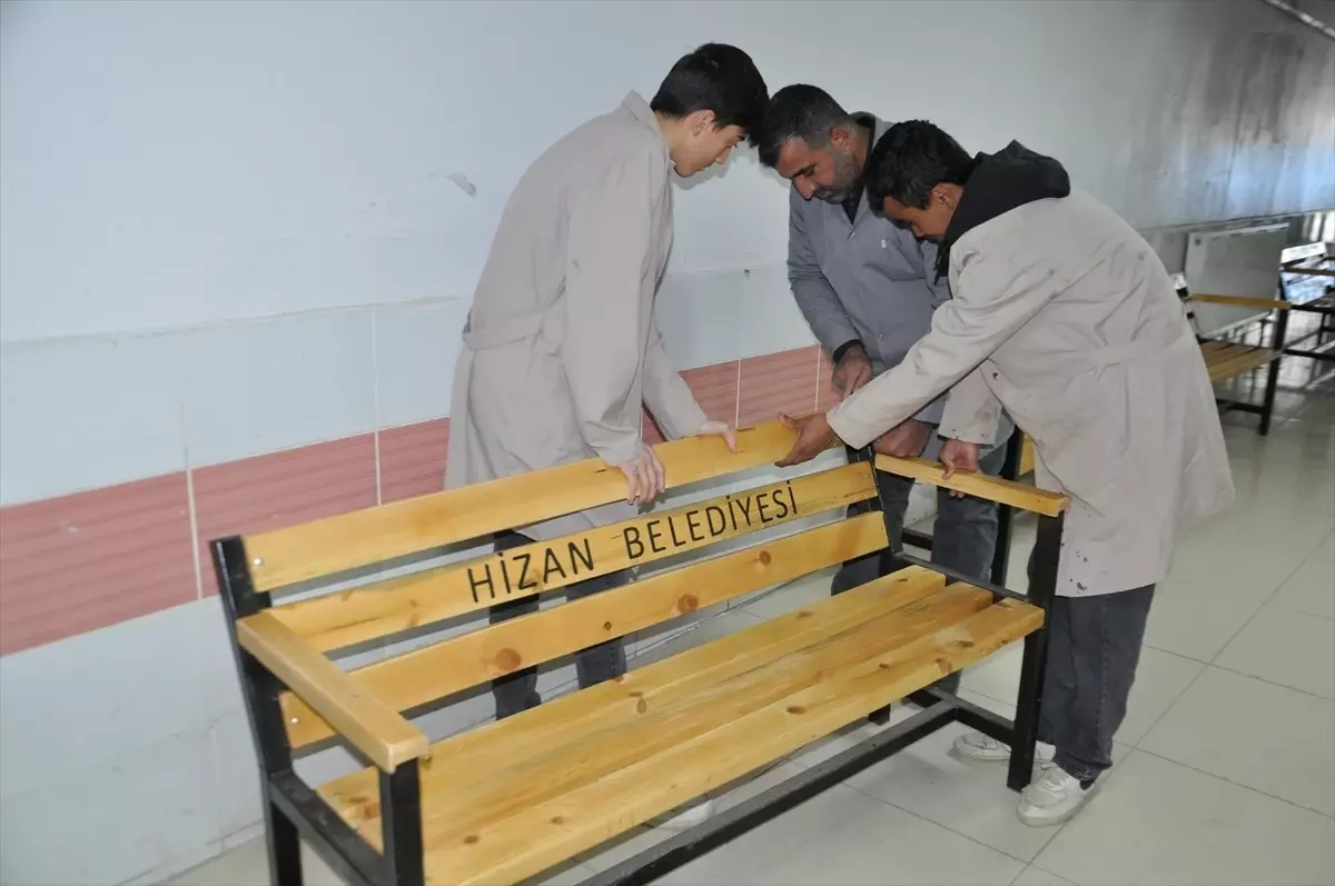 Hizan Meslek Lisesi Öğrencilerinden Sosyal Alanlar İçin Oturma Bankları