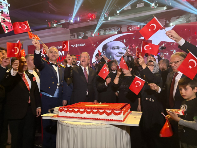 hulusi akar in kucuk cocuga kilicla pasta 19204505 5961 m