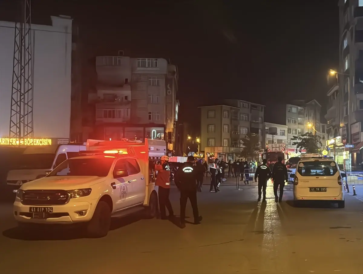 Gebze'de Çöken Apartmanın Yakınındaki Bina Tahliye Edildi