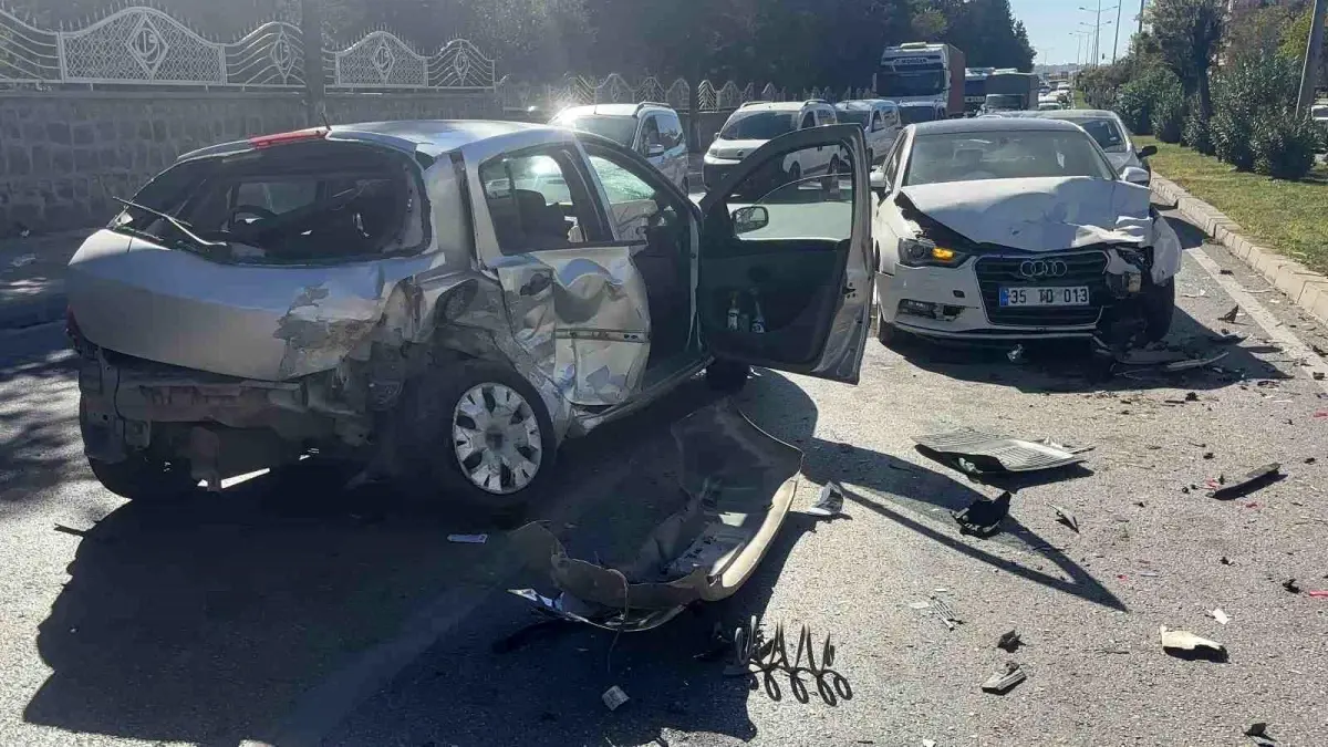 Kontrolden çıkan otomobil karşı şeride uçarak iki otomobile çarptı: 4 yaralı