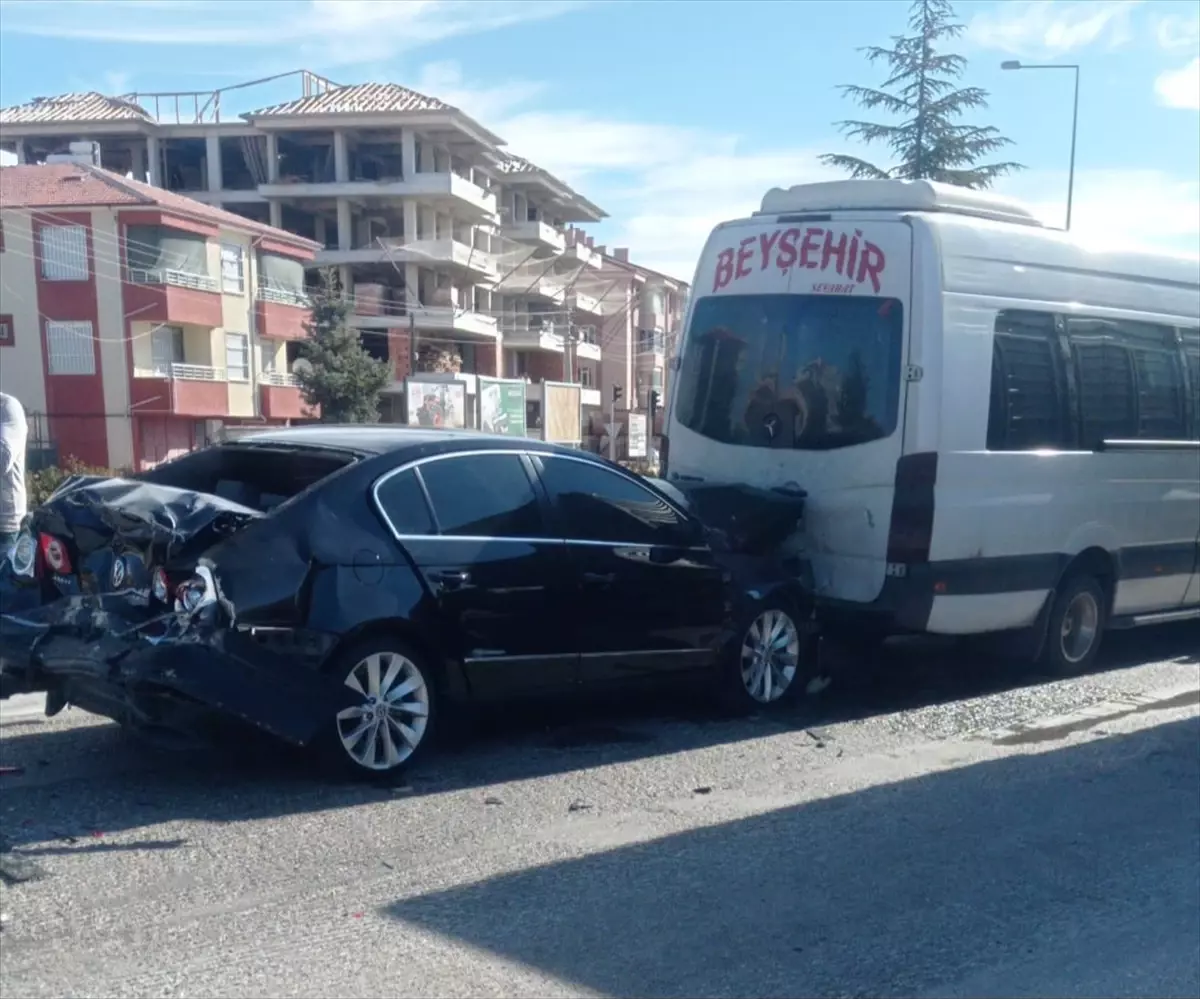 Konya'da Zincirleme Trafik Kazası: 2 Yaralı