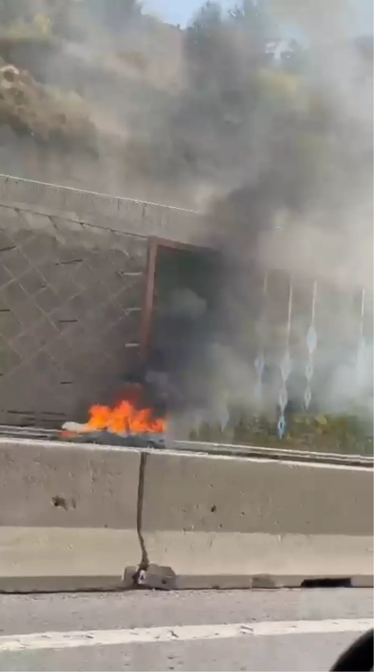 Maltepe'de Seyir Halindeki Araçta Yangın Çıktı