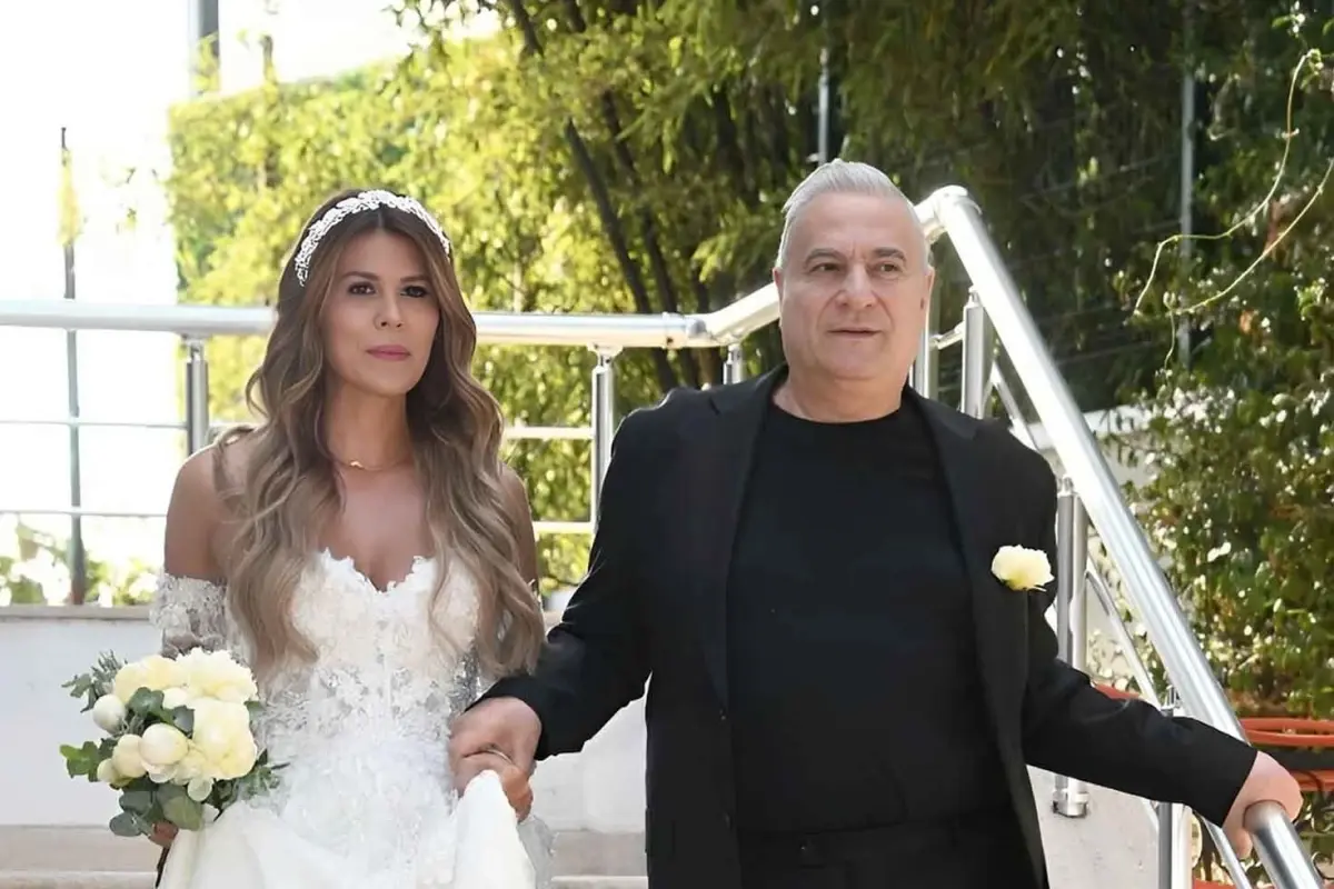 Mehmet Ali Erbil'den eşine dudak uçuklatan jest