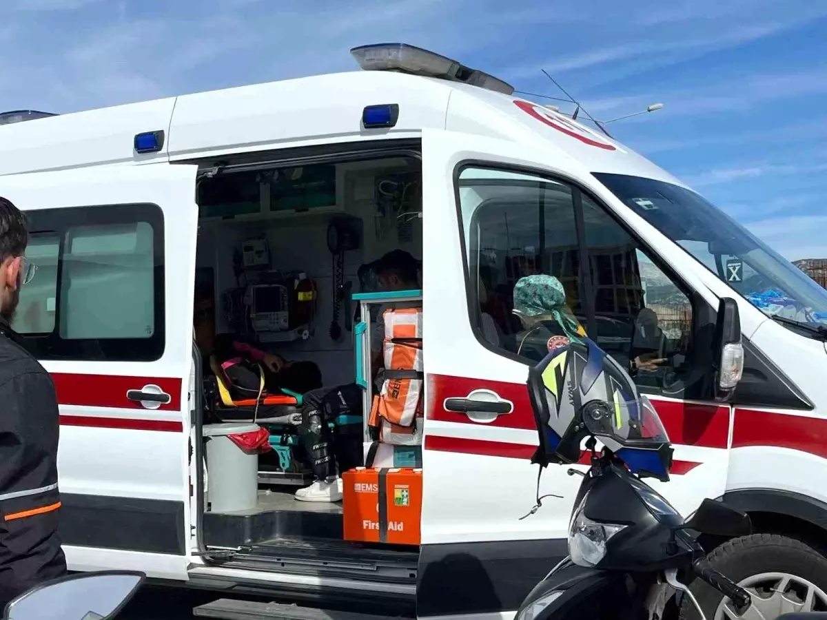 Menteşe'de İki Motosiklet Çarpıştı: Sürücüler Hafif Yaralandı
