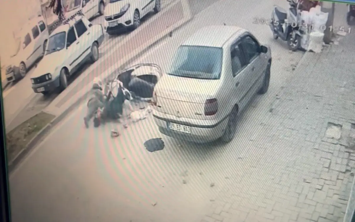 Bursa İnegöl'de Motosikletin Yayaya Çarpması Sonucu 2 Yaralı