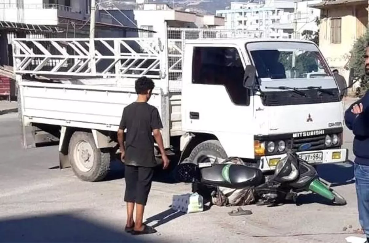 Mersin'de Kamyonet ile Motosiklet Çarpıştı: Sürücü Ağır Yaralandı