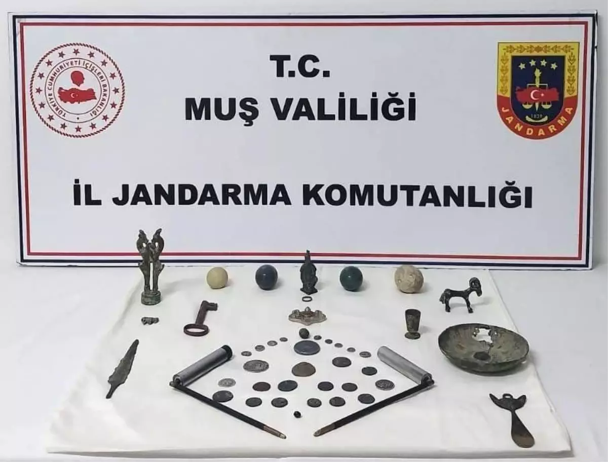 Muş'ta Tarihi Eser Operasyonu: Çok Sayıda Roma ve Urartu Dönemine Ait Eşya Ele Geçirildi