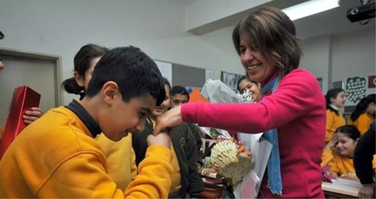 Öğretmenler Günü ne zaman? 2025 Öğretmenler Günü hangi güne denk geliyor, alınabilecek hediyeler?