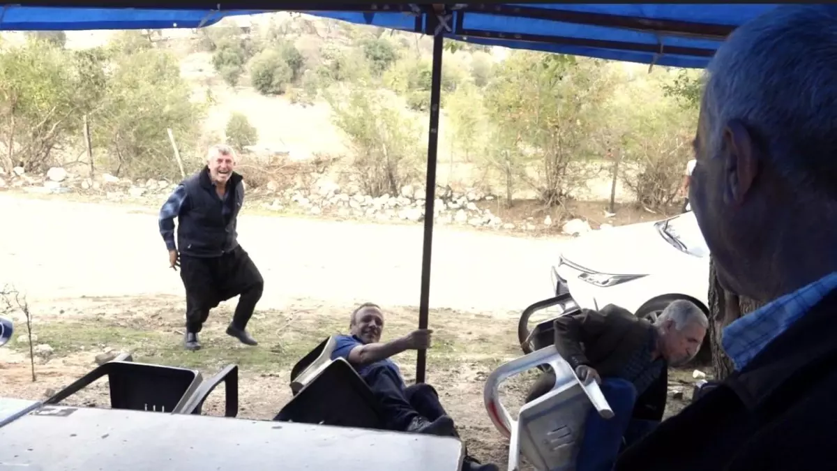 Osmaniye Düğününde Eğlenceli Anlar: Davulcuya Para Uzatırken Düşme Kazası