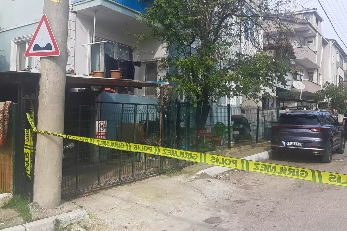 Oturma odasında eşini vahşice katletti