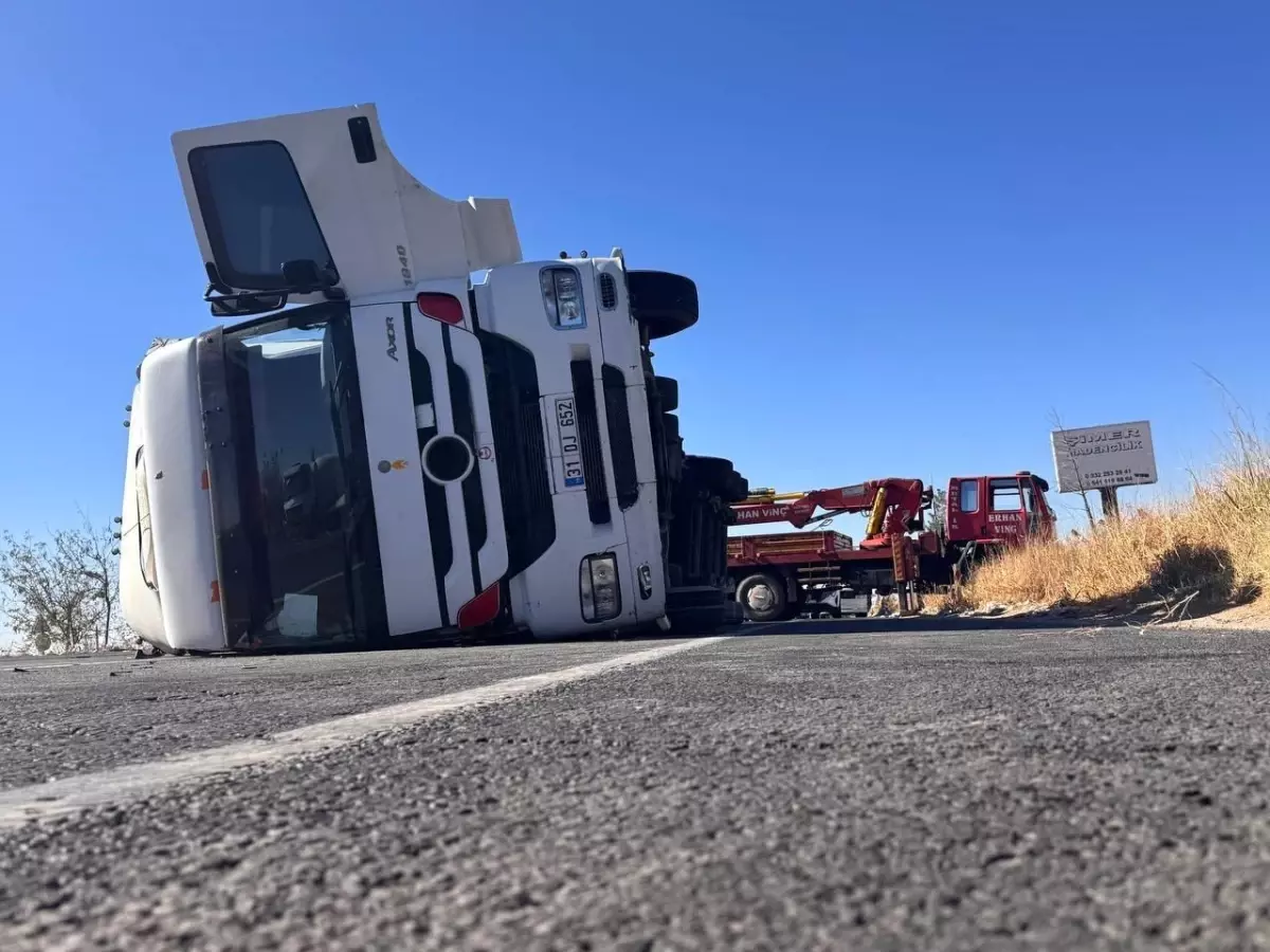 Şanlıurfa'da Tekstil Yüklü Tırın Devrilmesi D-400 Karayolunu Kapattı