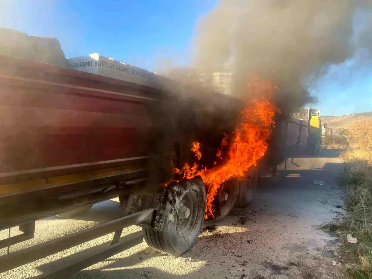 Afyonkarahisar'da Tırın Lastikleri Yandı, İtfaiye Zamanında Müdahale Etti