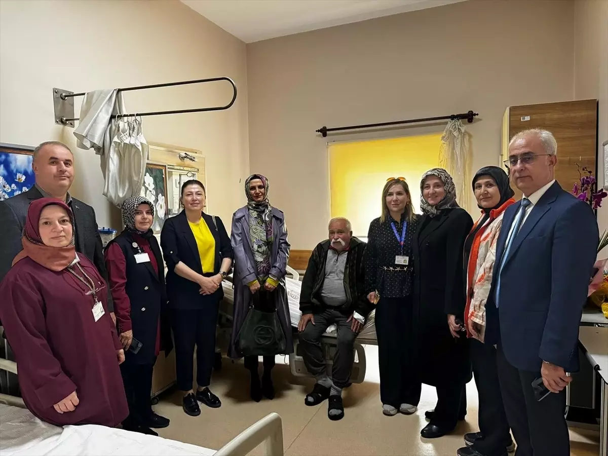 Tokat Valisi Köklü'nün eşi Yasemin Köklü'den rahatsızlanan şehit babasına ziyaret