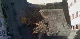 Türkeli'de Metruk Binaların Yıkımına Başlandı