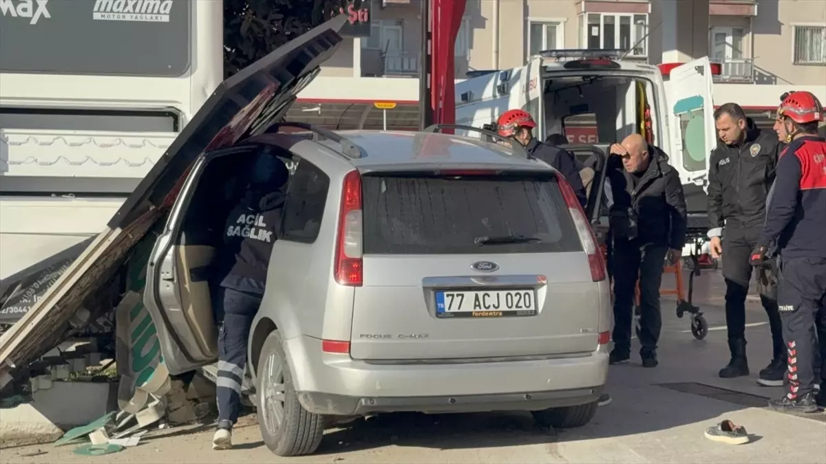 Yalova'da Akaryakıt İstasyonu Önünde Kaza: Bir Yaya Ağır Yaralandı