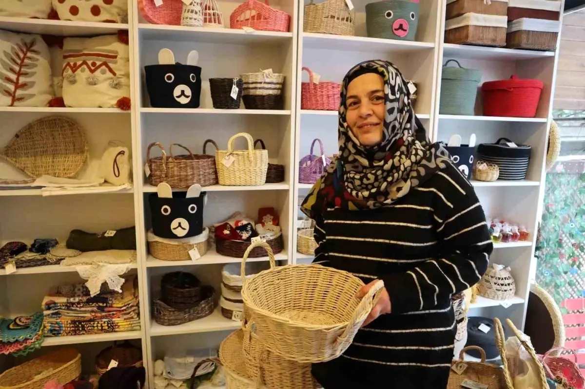 Yalova'da Kadınlar Atık Kağıttan Sepet Üretiyor