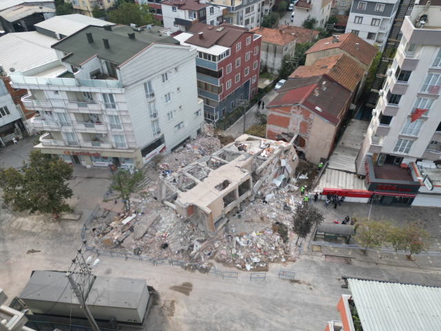 yikilan binada hayatini kaybeden bilir ailesiyle 19205561 390 m