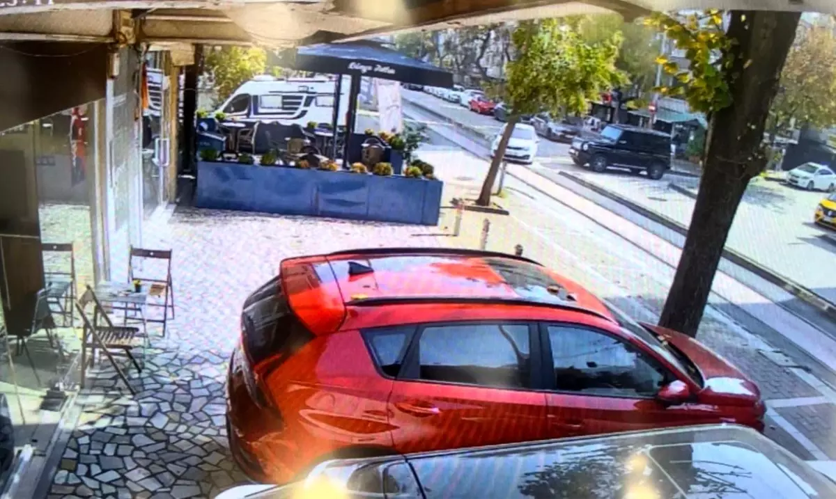 Bursa'da Lüks Araç Kazası: Tatlıcı Dükkanına Dalmanın Eşiğinden Dönüldü