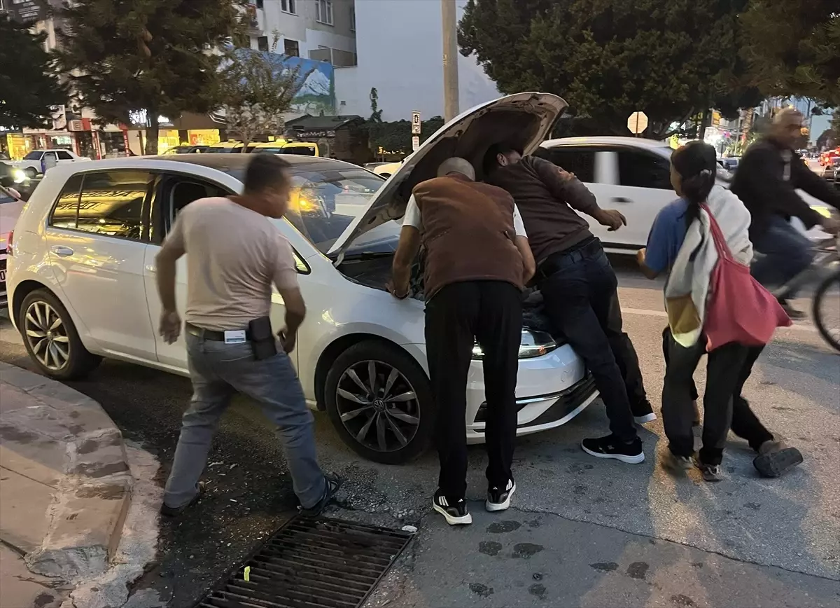 Antalya'da Motor Kaputuna Sıkışan Kedi Yavrusu Kurtarıldı