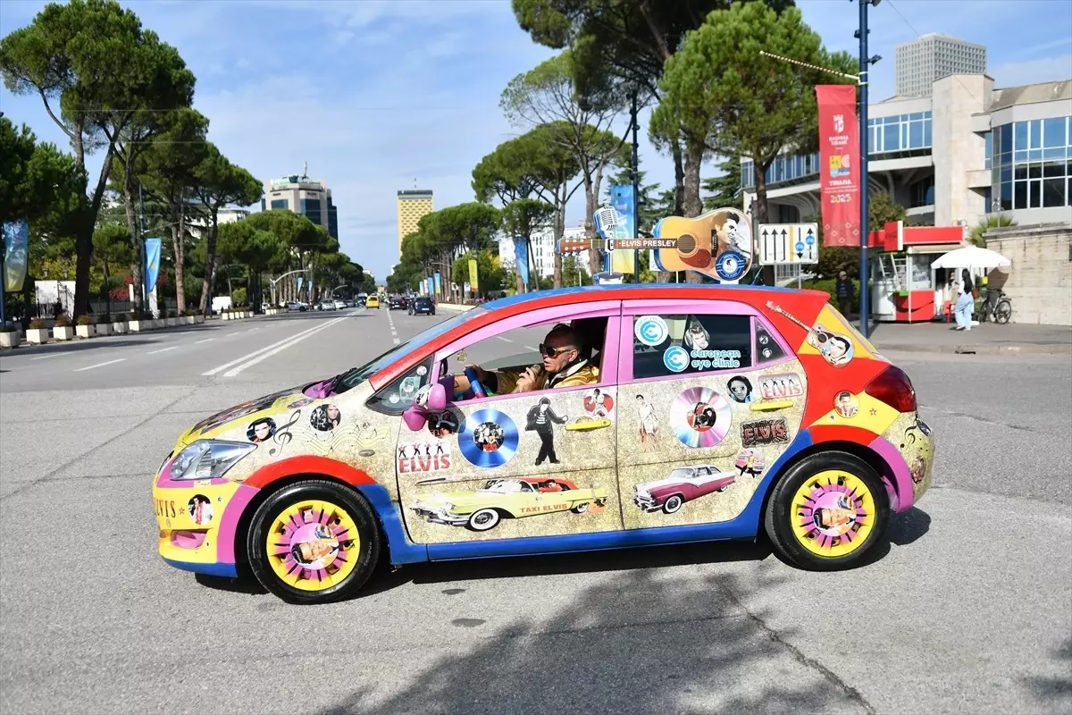 Tiran'da Elvis Presley Tarzıyla Taksicilik Yapan Arnavut Şoför