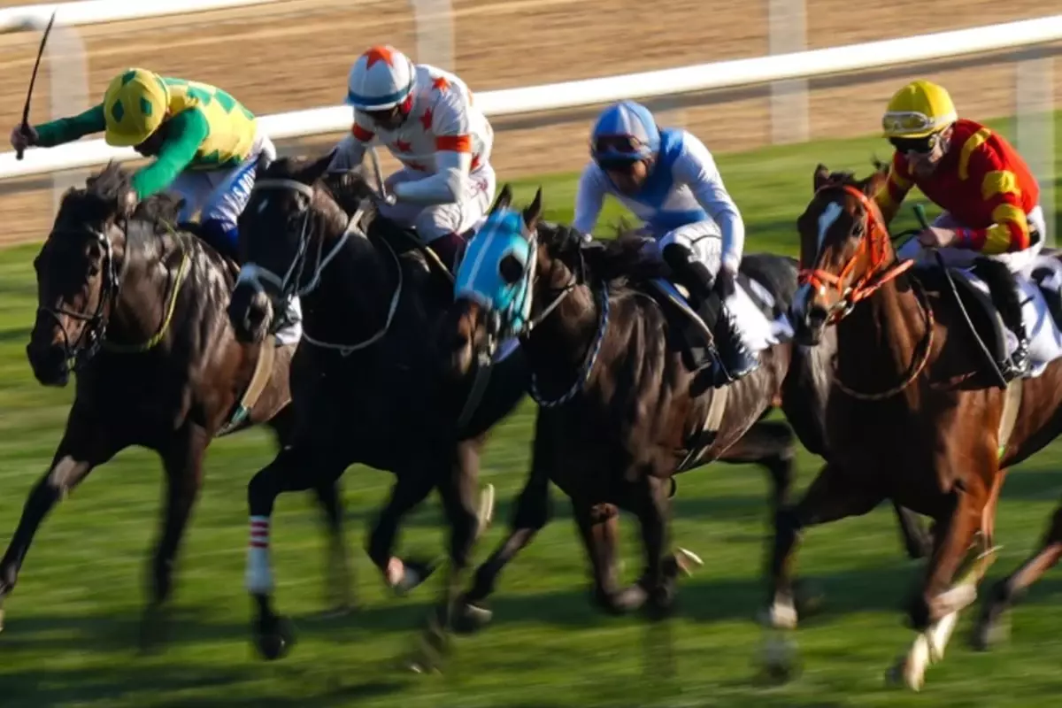 At yarışlarında Cumhuriyet ve Cumhurbaşkanlığı koşuları nefesleri kesti