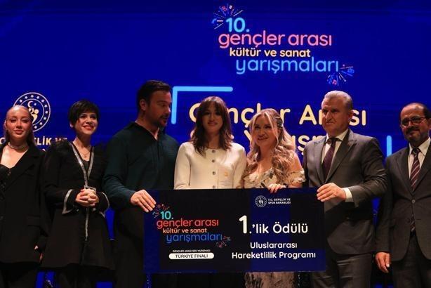 bakan osman askin bak sinan akcil ile sahnede 19209420 2926 m