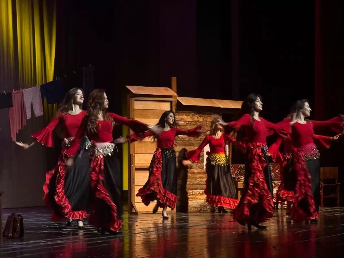 Deli Ayten Tiyatro Oyunu Bursa'da Sahnelendi