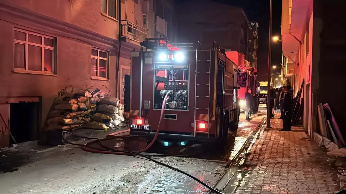Elazığ'da 5 Katlı Binanın Çatı Katında Yangın Çıktı