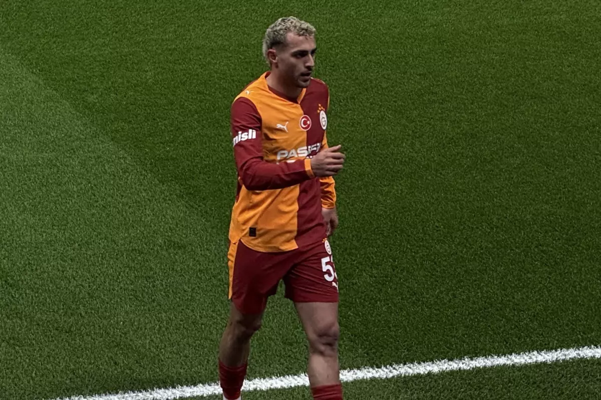 Galatasaray taraftarından Barış Alper Yılmaz&apos;a hem destek hem protesto