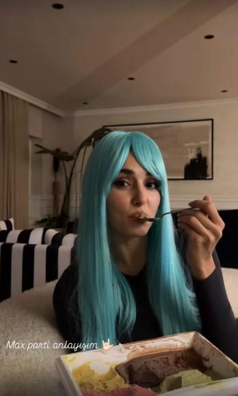 Hande Erçel's Halloween pose