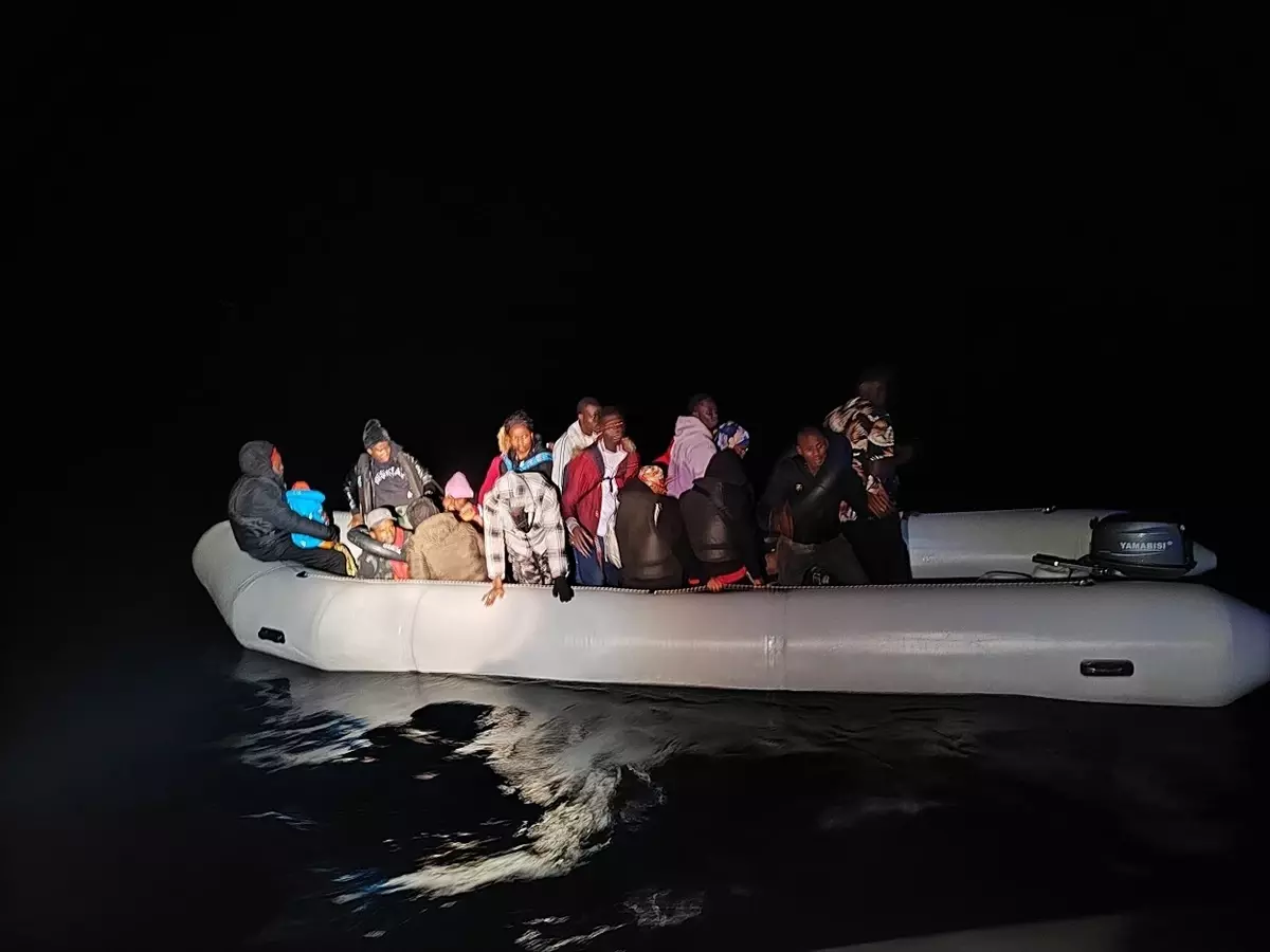 Çeşme ve Seferihisar'da 42 Düzensiz Göçmen Yakalandı, 24'ü Kurtarıldı