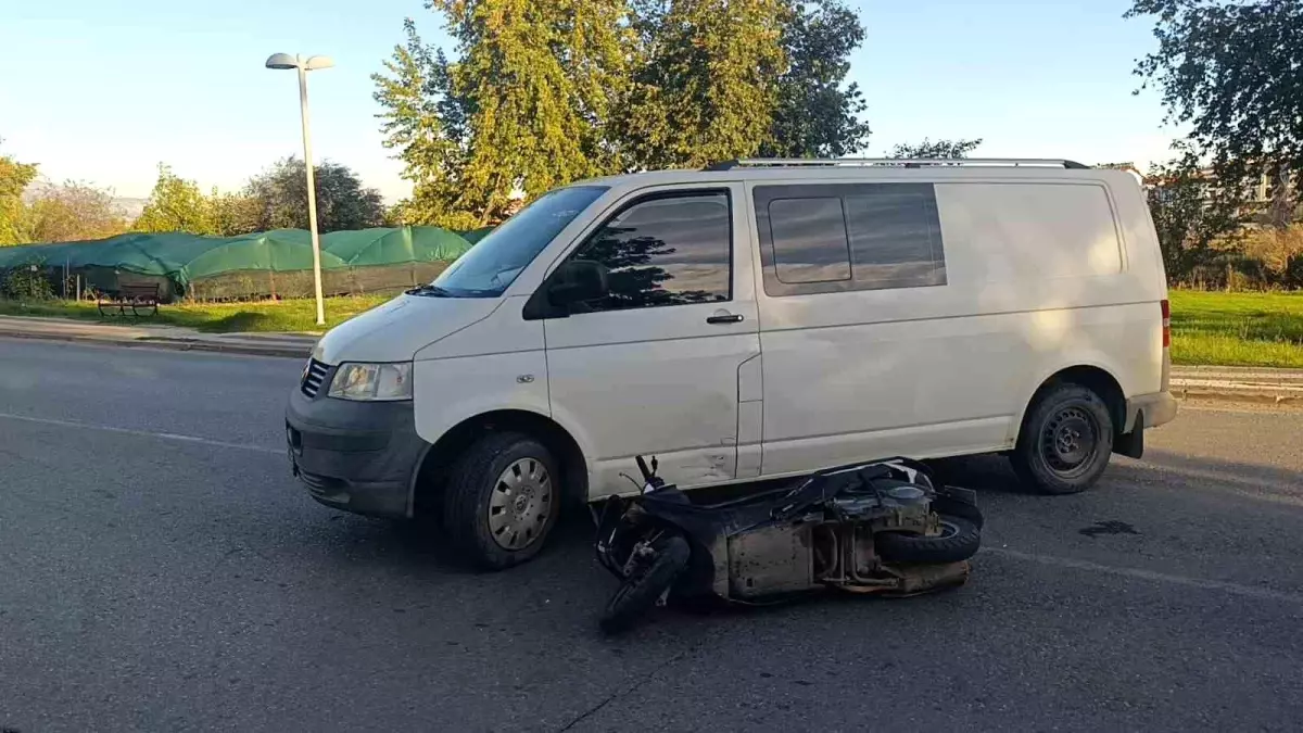 Manavgat'ta motosiklet-kamyonet kazası: 1 yaralı