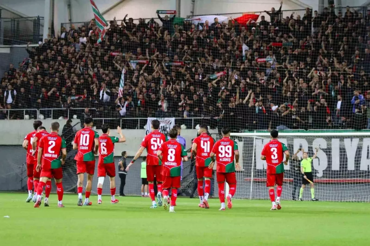 Karşıyaka, Uşakspor'u Konuk Ediyor