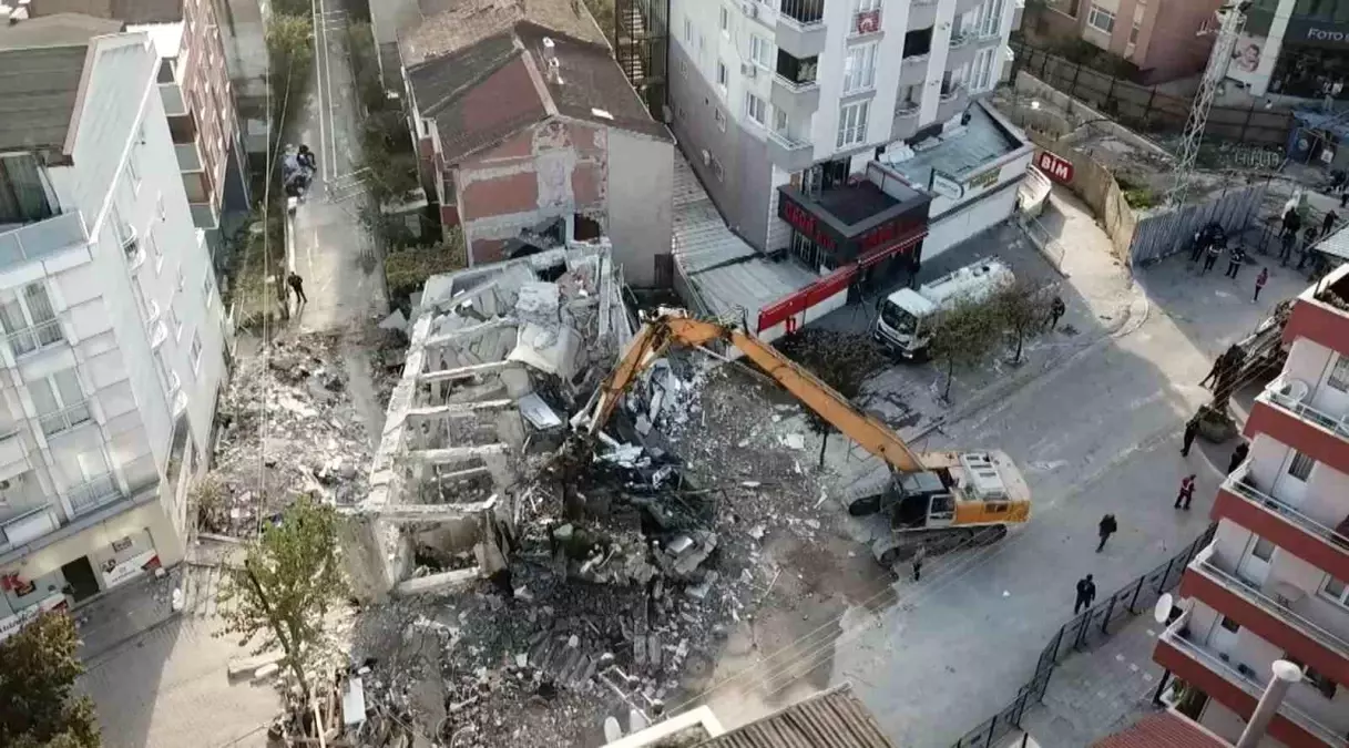 Kocaeli'nde Yıkılan Bina Enkazı İçin Çalışmalar Başladı