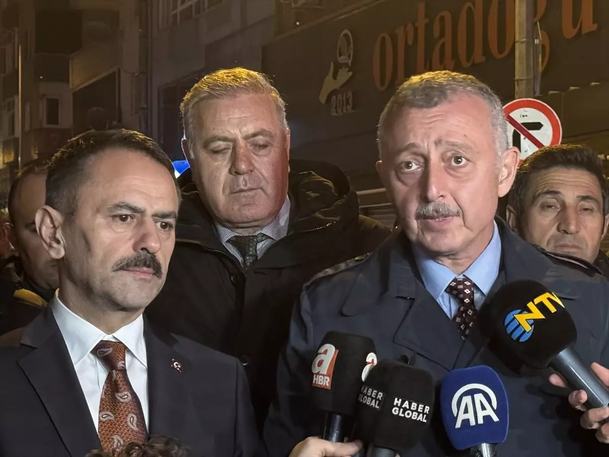 Kocaeli'de Çöken Apartman Bölgesinde Acil Çalışmalar Başlatıldı