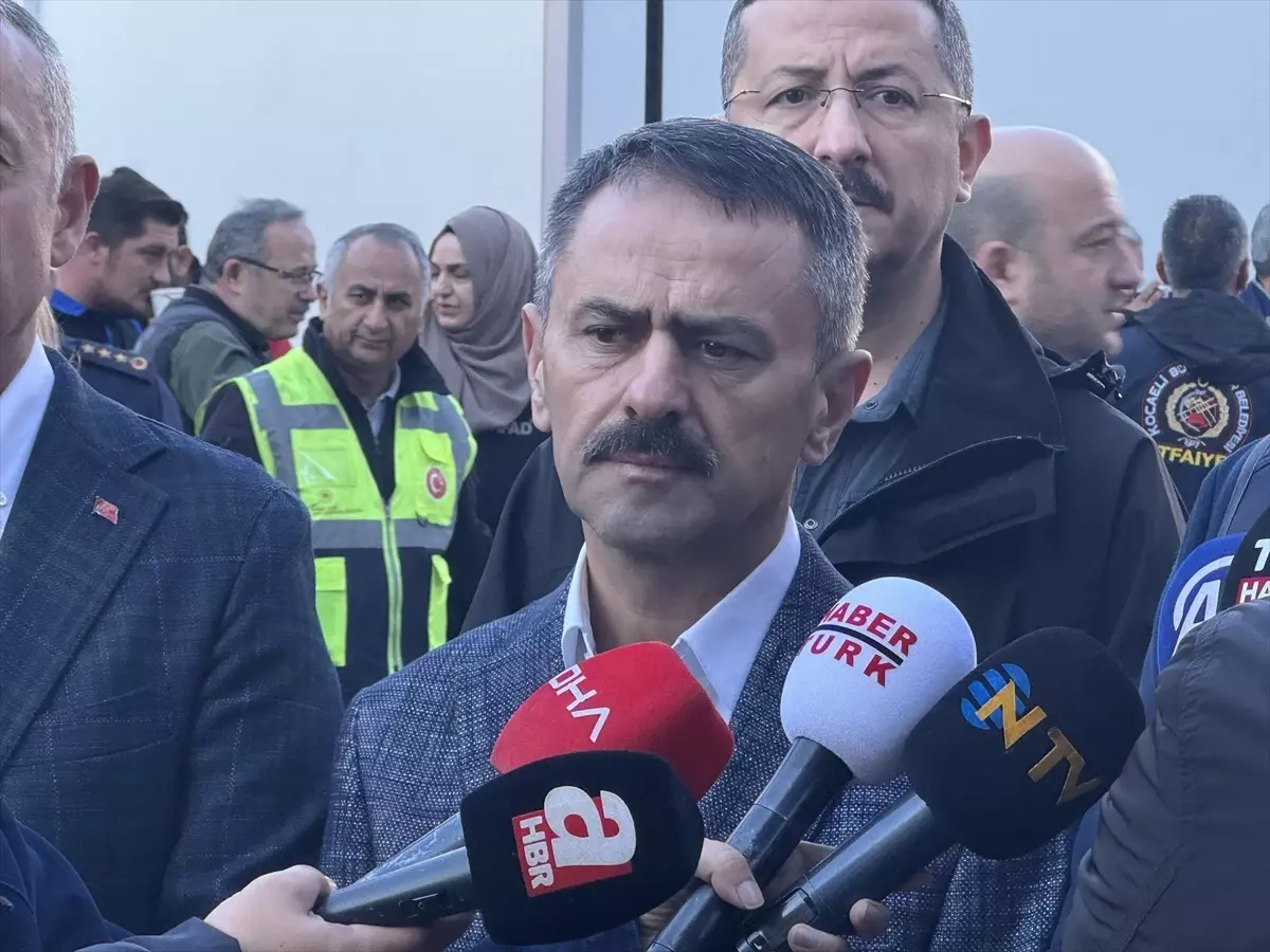 Kocaeli'de çöken apartmanın ve tahliye edilen binaların bulunduğu bölgede ekipler inceleme yapıyor