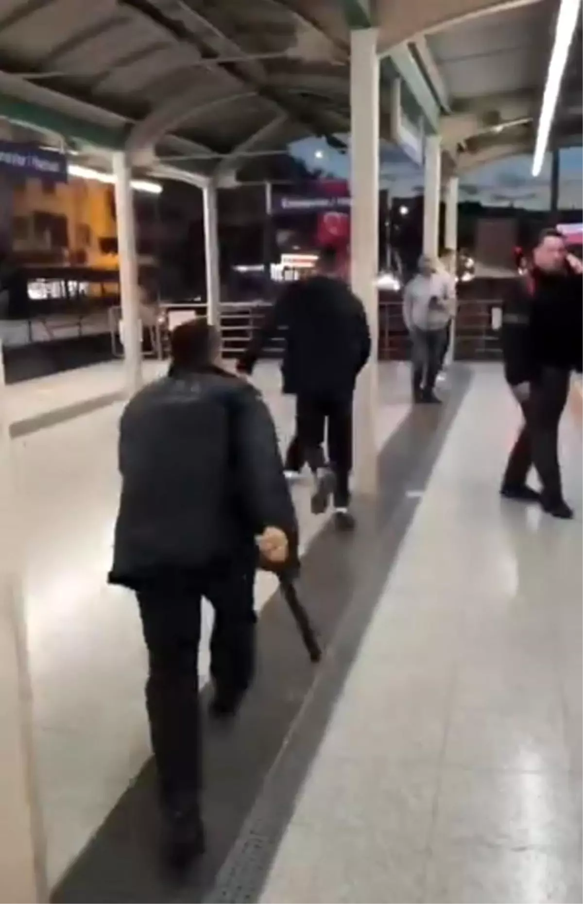 Bursa Metro İstasyonunda Güvenlik Görevlisi İle Şüpheli Arasında Kavga