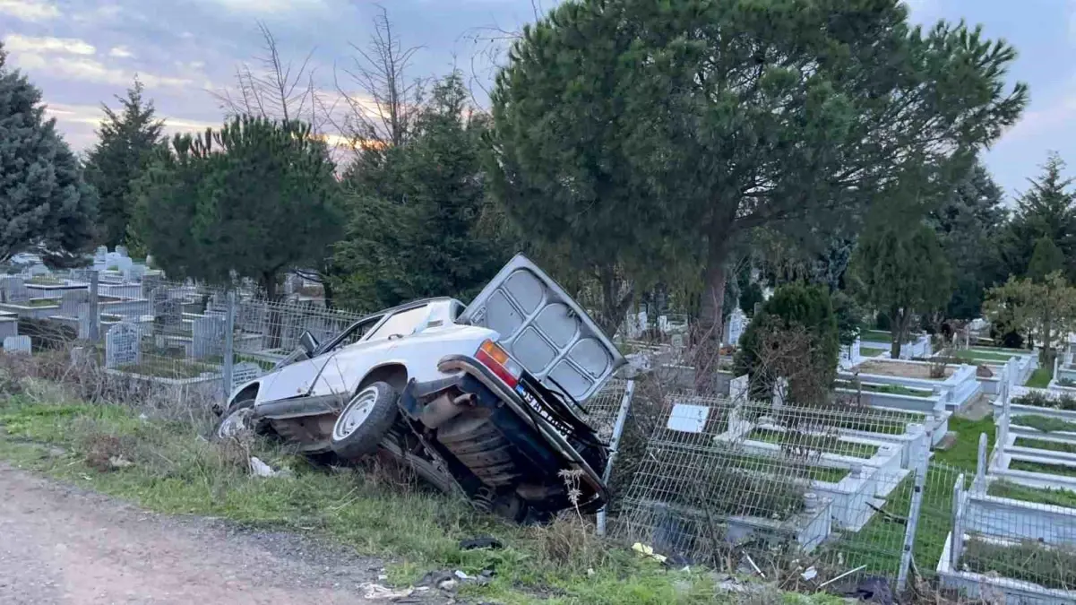 Alkollü Sürücü Mezarlığa Daldı, Olay Yerinden Firar Etti