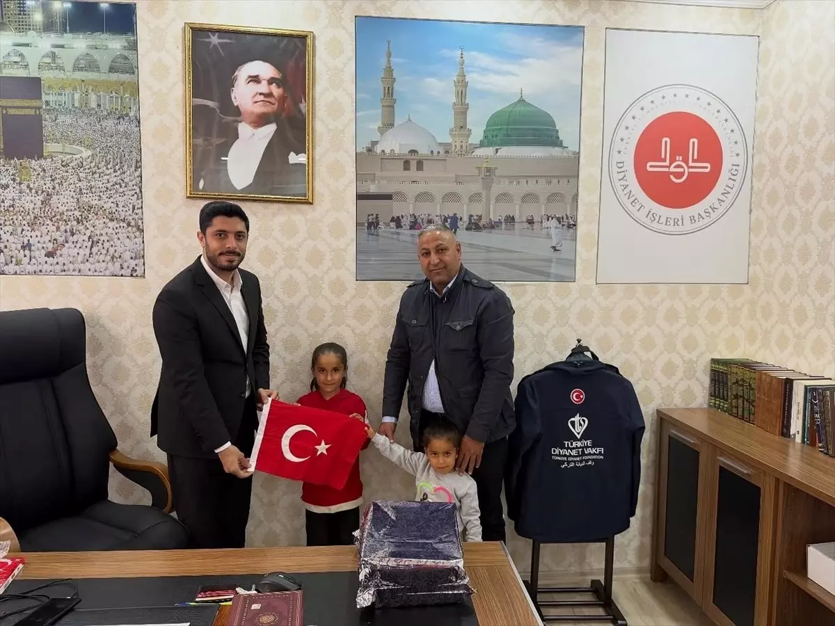 Küçük Kardeşlerin Bayrak Sevgisi Yürekleri Isıttı