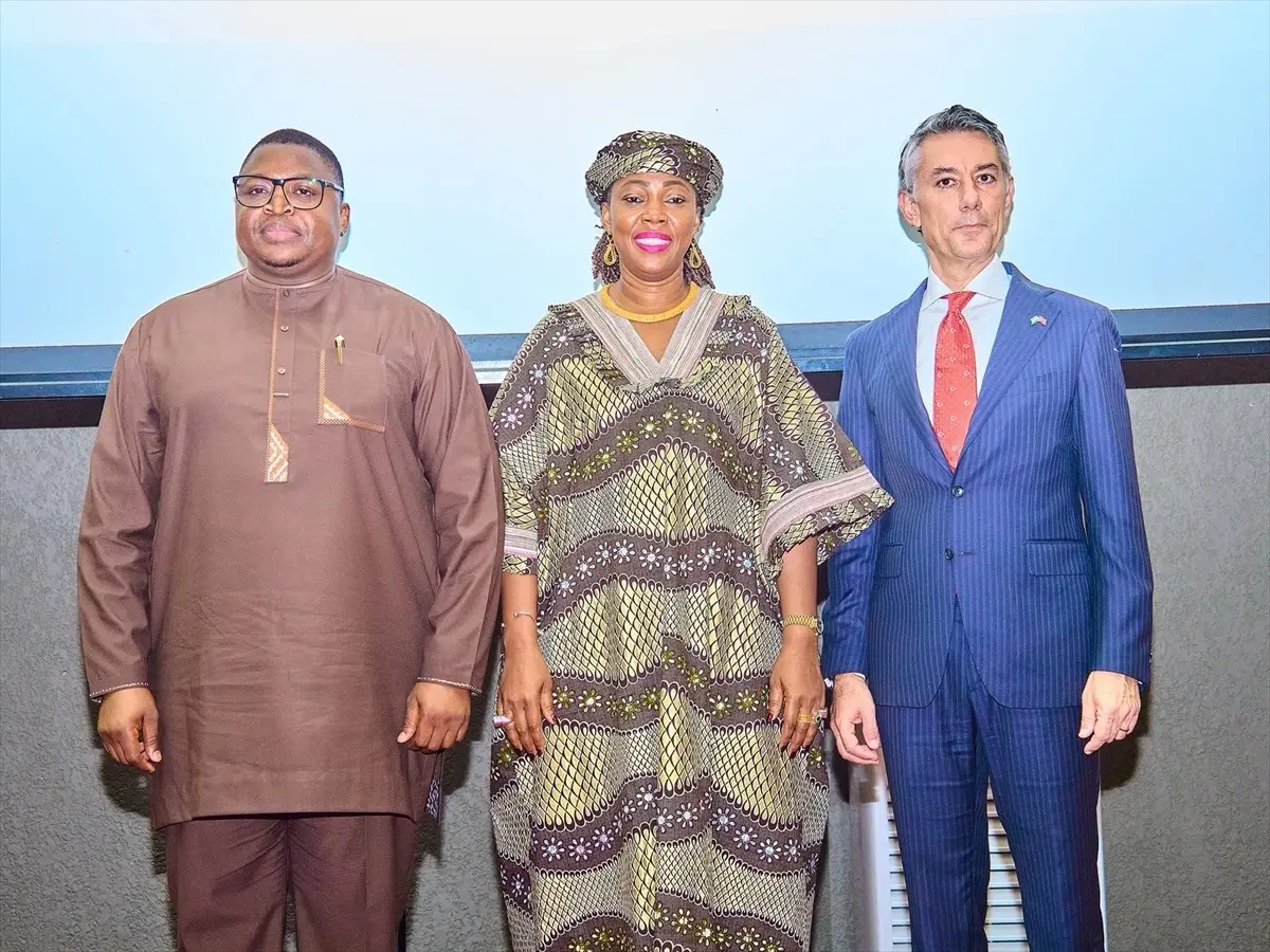 Sierra Leone Cumhurbaşkanı'nın eşi, Türkiye'nin Freetown Büyükelçiliği'ndeki 29 Ekim resepsiyonuna katıldı