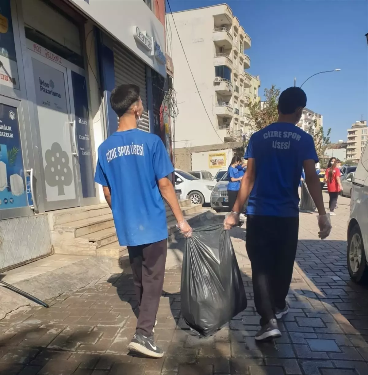 Cizre'deki Öğrenciler Çevre Temizliği Yaptı