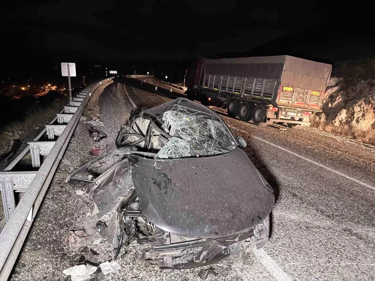 Afyonkarahisar'da Otomobilin Tıra Çarpması Sonucu 4 Yaralı