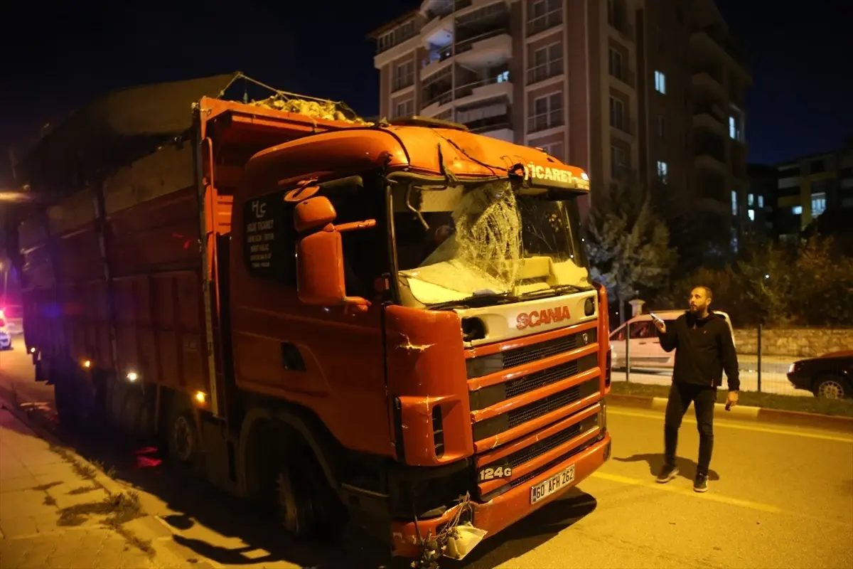 Freni Patlayan Kamyonun Sürücüsü Tehlikeyi Gözümüzle Görerek Aşmayı Başardı