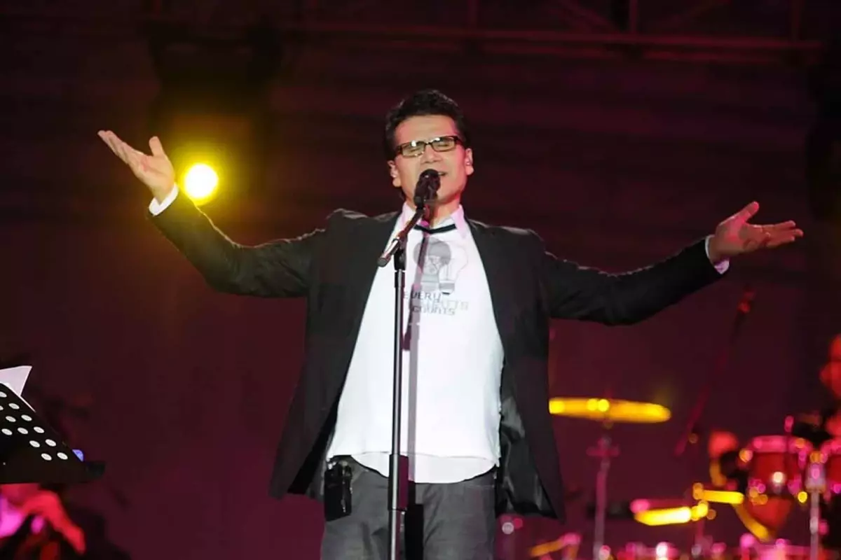 Ünlü şarkıcı Jesus Romero'ya silahlı saldırı! Ailesinin gözleri önünde tehdit edildi