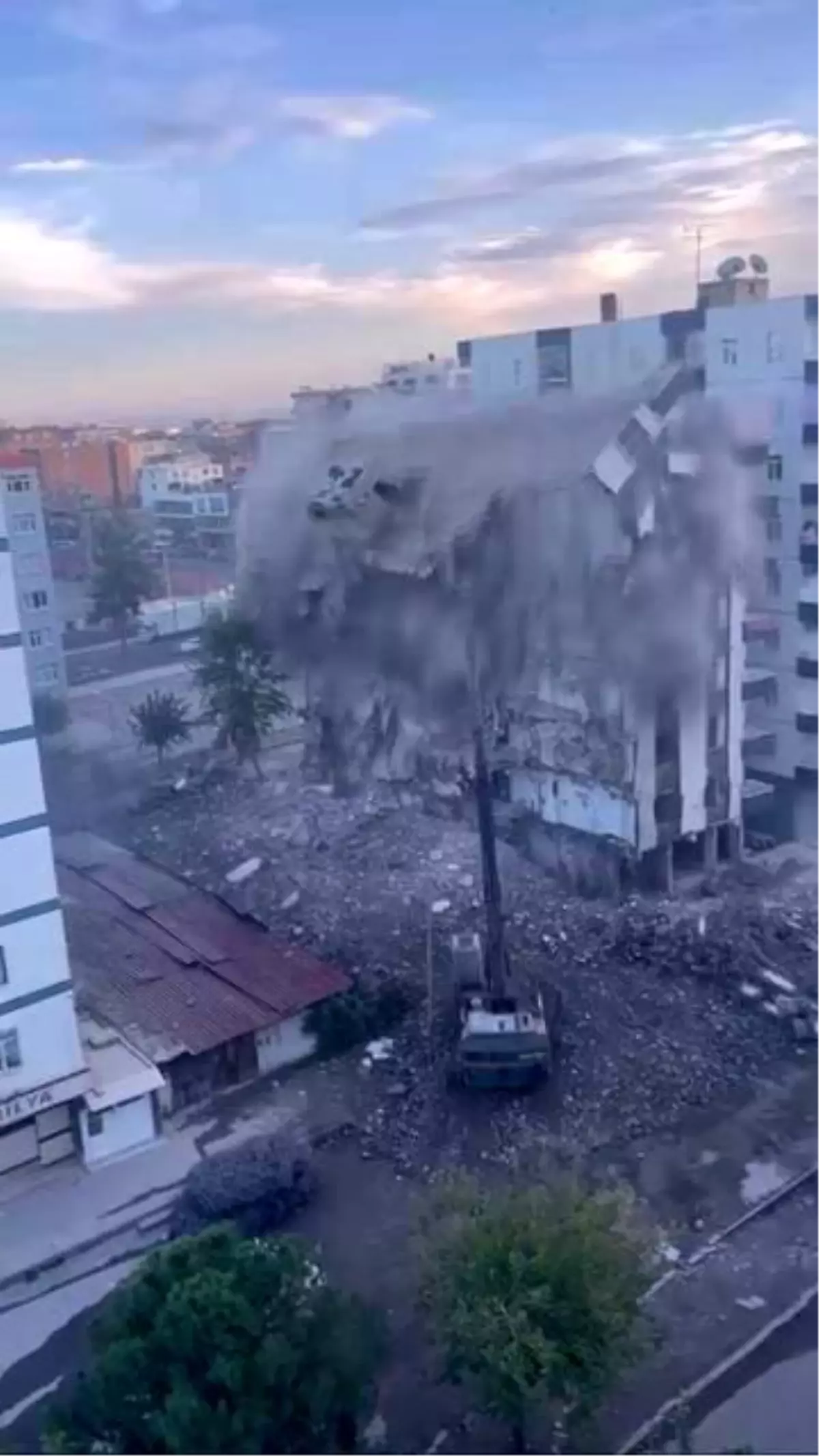 Diyarbakır'da Ağır Hasarlı Bina Yıkıldı