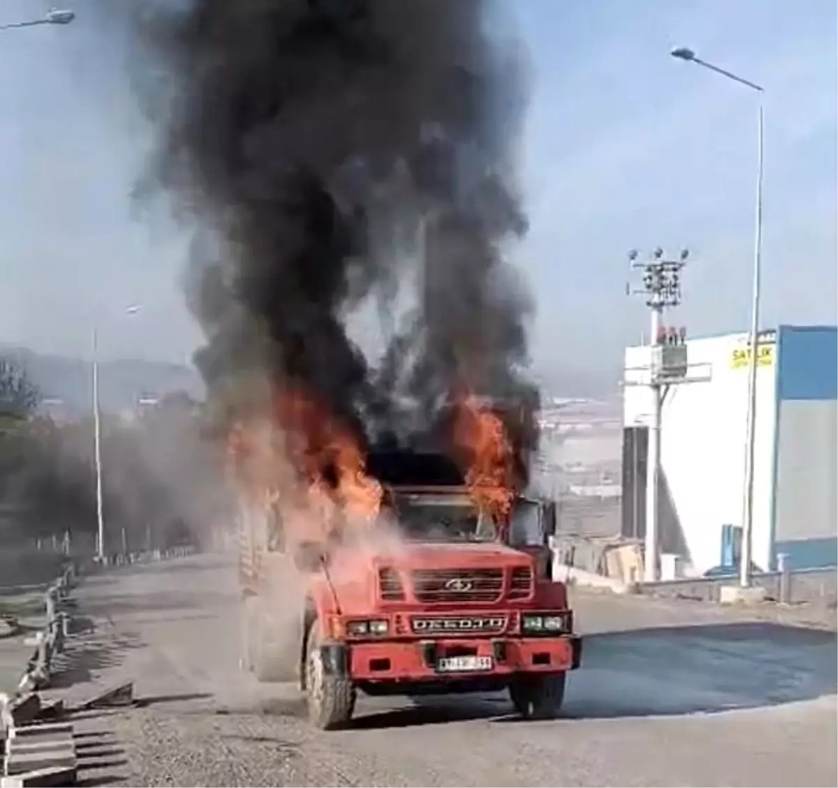 Düzce'de Yarım Saat Arayla İki Kamyon Yangını